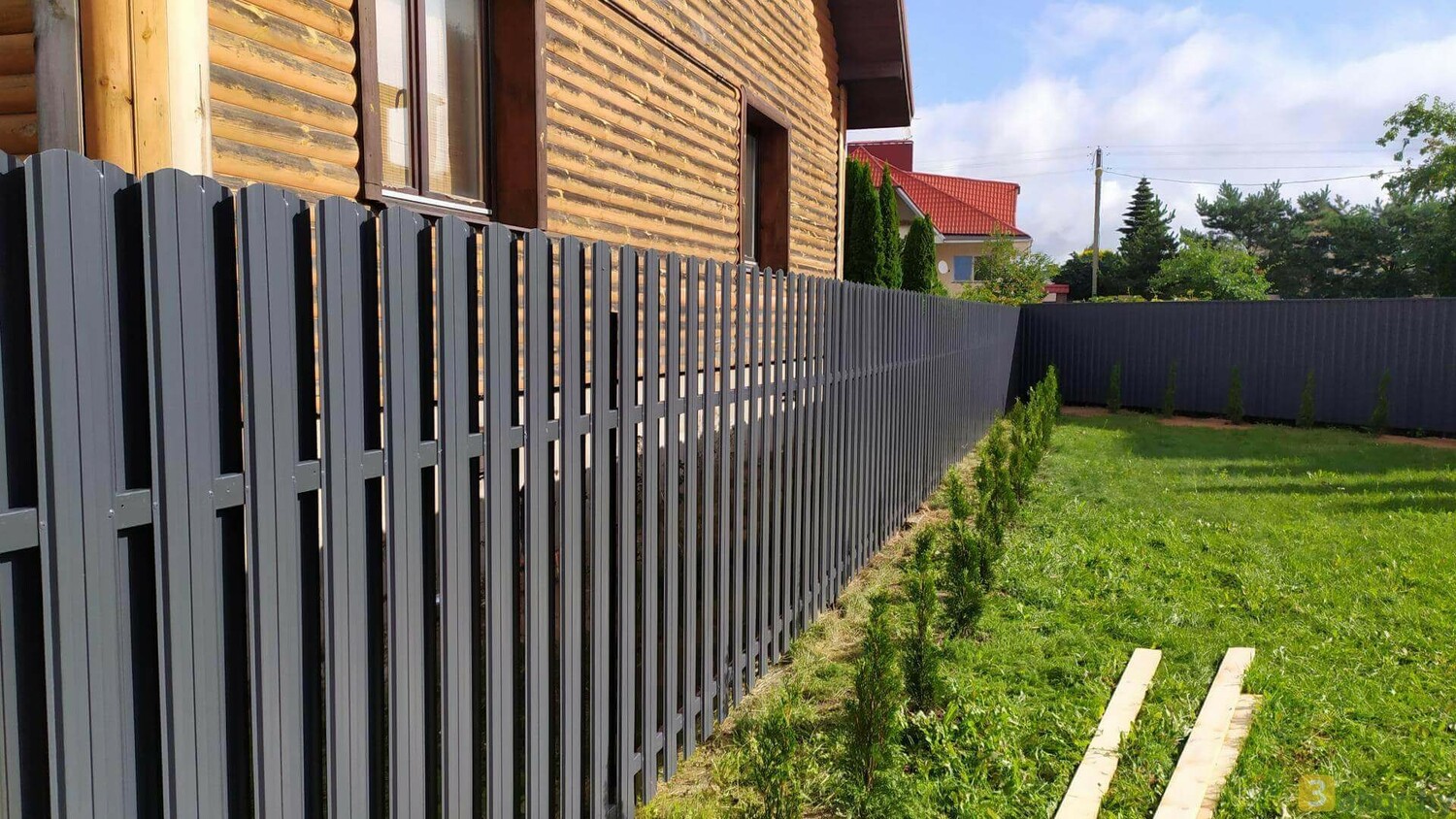Забор из евроштакетника серый графит фото